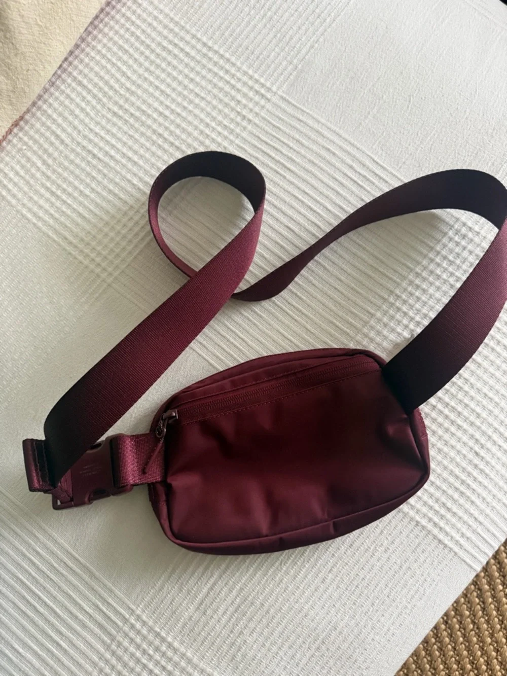 Lululemon Women’s Burgundy Crossbody Waist Bag - Picture 4 of 4
